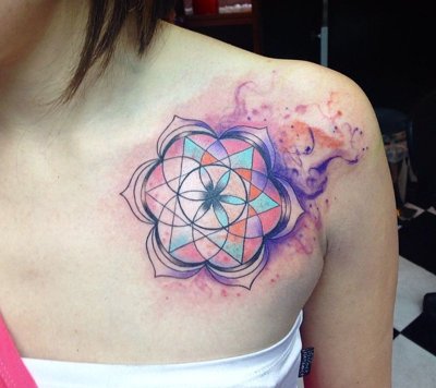  Tatouage mandala coloré sur le haut de la poitrine